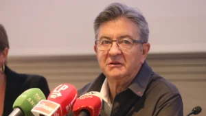 Mélenchon sempre più solo: il massimalismo non paga, i socialisti prendono le distanze e rifiutano la mozione anti-Bayrou