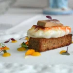 La ricetta dello Scampo scottato su pan brioche, albicocca e foie gras dello chef Luca Miuccio, tradizione siciliana rivisitata con eleganza