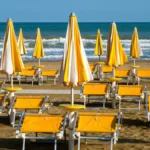 Spiagge carissime: l’aumento dei prezzi di ombrelloni e lettini rende il relax al mare un lusso