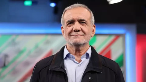 Iran, il riformista Pezeshkian vince e sarà il nuovo presidente: “Tenderò la mano a tutti”. Occidente, nucleare e rivolta delle donne: cosa farà?