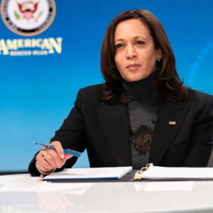 Elezioni presidenziali Usa: Harris cambia strategia e punta tutto sulla “debolezza” di Trump. Cosa significa e perché