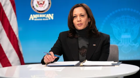 Elezioni presidenziali Usa: Harris cambia strategia e punta tutto sulla “debolezza” di Trump. Cosa significa e perché