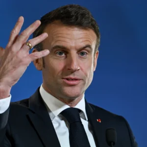Macron rompe il silenzio e auspica per la Francia un governo di centro-sinistra con “maggioranza solida e plurale”