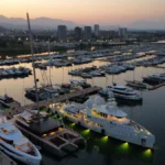 Art Explorer: il catamarano a vela più grande al mondo ormeggiato a Marina d’Arechi alle porte della Costiera Amalfitana