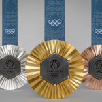 Olimpiadi di Parigi 2024: le medaglie olimpiche e paraolimpiche adornate con ferro della “Dame de Fer”