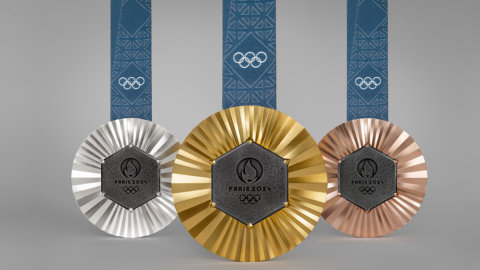 Olimpiadi di Parigi 2024: le medaglie olimpiche e paraolimpiche adornate con ferro della “Dame de Fer”