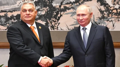 Orban, che ci fai da Putin se il mandato non ce l’hai? Ma quelle di Bruxelles sono lacrime di coccodrillo