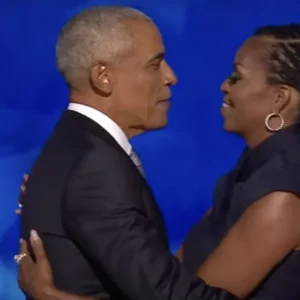 Usa, Barack e Michelle Obama alla Convention Dem attaccano Trump e spingono Harris: “Yes, she can”