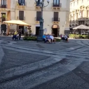 Catania: aeroporto riaperto, ma stop a moto e monopattini per due giorni. Il motivo? La cenere dell’Etna