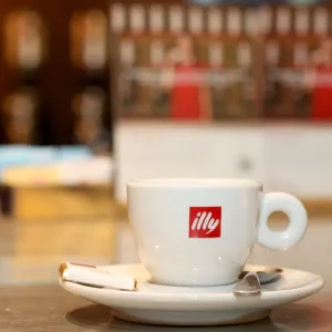 Il caffè al bar potrebbe arrivare a 2 euro: l’ad di Illycaffè lancia l’allarme sui prezzi