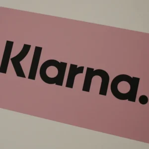 Klarna licenzia e automatizza: metà dei dipendenti saranno sostituiti dall’IA. Tocca ai governi gestire la disoccupazione