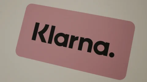 Klarna licenzia e automatizza: metà dei dipendenti saranno sostituiti dall’IA. Tocca ai governi gestire la disoccupazione