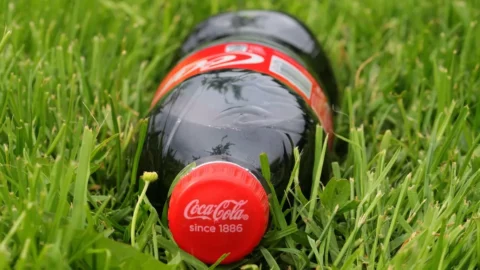 Coca-Cola chiuderà 5 stabilimenti in Germania: a rischio oltre 500 posti di lavoro 