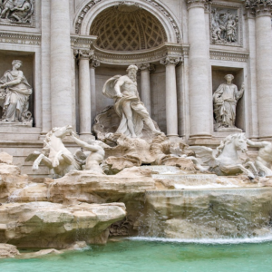 Fontana di Trevi, ticket a pagamento per gestire l’overtourism, Roma studia il piano: 2 euro per 30 minuti