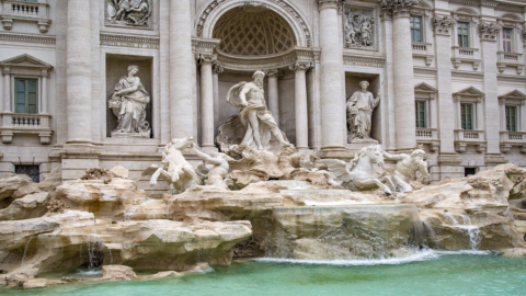 Fontana di Trevi, ticket a pagamento per gestire l’overtourism, Roma studia il piano: 2 euro per 30 minuti