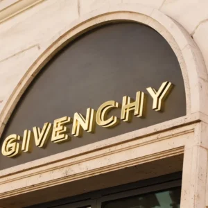 Lvmh, Sarah Burton di Alexander McQueen è la nuova direttrice creativa di Givenchy