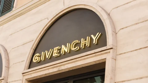 Lvmh, Sarah Burton di Alexander McQueen è la nuova direttrice creativa di Givenchy