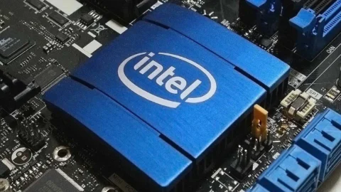 Intel nel mirino di Qualcomm e Apollo: la battaglia che può trasformare il mercato dei chip