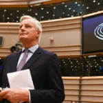 Francia, Macron nomina Michel Barnier come primo ministro: “Costituirà un governo di unità nazionale”. Ecco chi è l’ex ministro francese