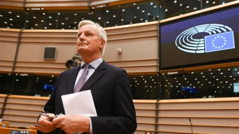 Francia, Macron nomina Michel Barnier come primo ministro: “Costituirà un governo di unità nazionale”. Ecco chi è l’ex ministro francese