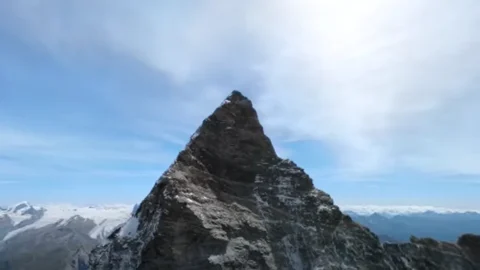 Lo scioglimento dei ghiacciai sposta il confine tra Italia e Svizzera: tutta colpa del cambiamento climatico