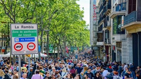 Spagna: nuove regole per i turisti al via dal 1° ottobre. Ecco le novità contro l’overtourism