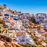 La Grecia vuole frenare l’Overtourism: tassa di 20 euro per i croceristi a Mykonos e Santorini