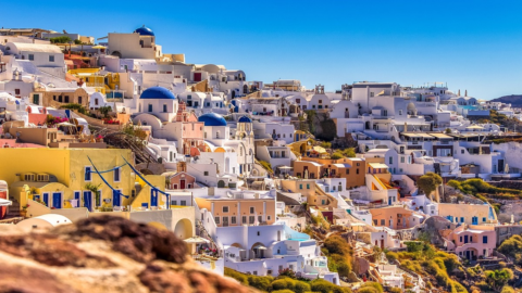 La Grecia vuole frenare l’Overtourism: tassa di 20 euro per i croceristi a Mykonos e Santorini