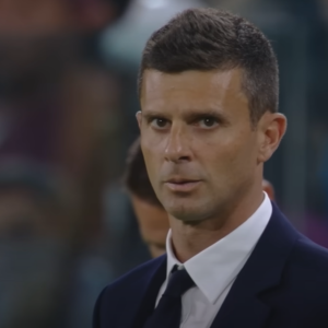 Juve, Thiago Motta e Giuntoli hanno fallito scudetto e Champions spendendo un patrimonio: cosa aspetta Elkann a cacciarli?