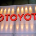 Toyota scivola, la Cina pesa troppo:  ancora in calo la produzione globale e giù le vendite. La mossa Nissan-Renault