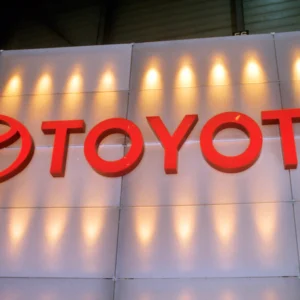 Toyota tira il freno sulle auto elettriche: la domanda è insufficiente e i costi sono eccessivi per materiali e manodopera