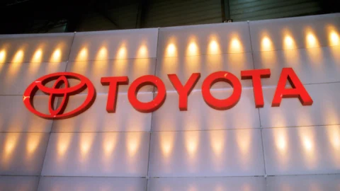 Toyota scivola, la Cina pesa troppo:  ancora in calo la produzione globale e giù le vendite. La mossa Nissan-Renault