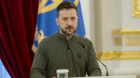 Ucraina, Zelensky pronto alla tregua con la Russia: “Anche senza l’immediata restituzione di aree occupate, ma sotto l’ombrello Nato”