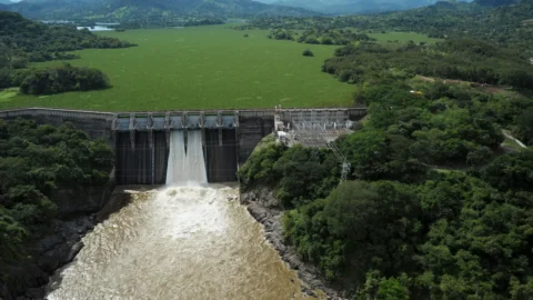 Le centrali idroelettriche italiane fanno gola agli investitori stranieri: al via le gare in Lombardia