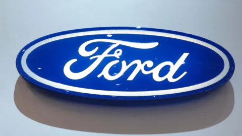 Ford rivede al ribasso le stime: utili e margini sotto pressione. Tonfo del titolo a Wall Street