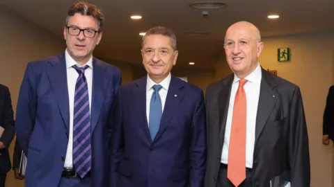 Gli italiani continuano a risparmiare ma la fiducia manca e gli investimenti fuggono altrove: ecco quel che Giorgetti non dice