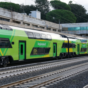 Trenitalia, rimborsi automatici dal 2025: indennizzi diretti sulla carta per i ritardi