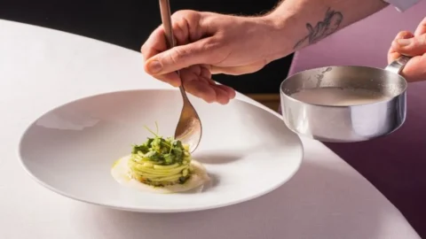 Le umili lumachine di mare diventano un raffinato primo dalle venature esotiche nella ricetta degli spaghetti dello chef Stefano Sforza