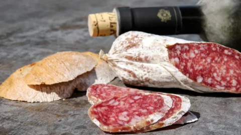 Salame patrimonio della gastronomia italiana: Cremona gli dedica una grande Festa e compare anche il gelato al salame