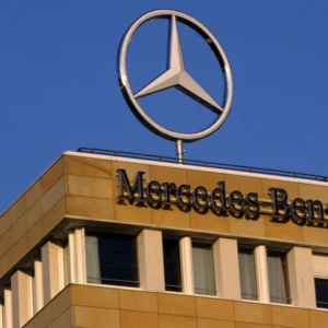 Mercedes-Benz affronta calo profitti e previsioni negative per il 2025, ma punta su riduzione costi e nuovi modelli