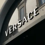 Lusso, Capri sprofonda a Wall Street: stop alla fusione da 8,5 miliardi con Tapestry. In bilico il destino di Versace