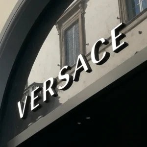 Versace in vendita: Renzo Rosso in pole position per l’acquisto. Stella McCartney esce da Lvmh