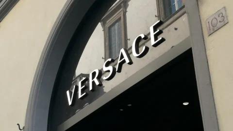 Lusso, Capri sprofonda a Wall Street: stop alla fusione da 8,5 miliardi con Tapestry. In bilico il destino di Versace