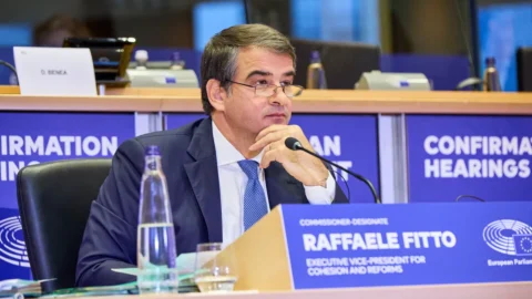 Raffaele Fitto al Parlamento Ue: “Non rappresento un partito ma tutta l’Europa”. Slitta la votazione finale