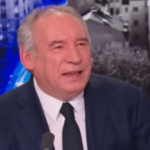 Francia, Bayrou nuovo primo ministro: Macron sceglie lo storico alleato centrista. Tuona Mélenchon