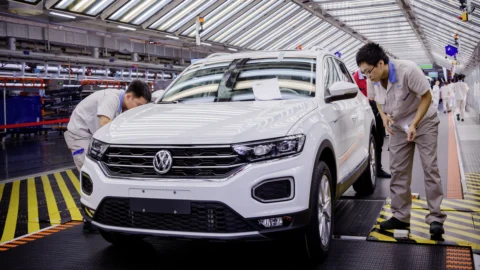 Volkswagen, la Golf vola in Messico: possibile spostamento della produzione da Wolfsburg a Puebla