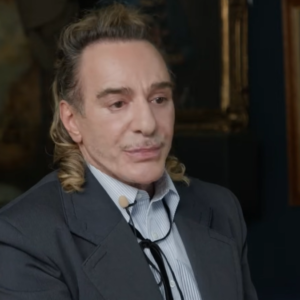 John Galliano lascia Maison Margiela: l’addio dello stilista dopo dieci anni. Ecco a chi ha detto grazie