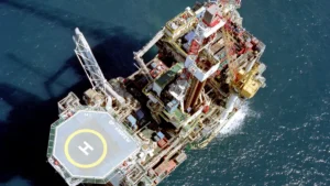 Bp licenzia 7.700 dipendenti e userà l’IA per risparmiare 2 miliardi: il prezzo della svolta green. Si torna al petrolio?