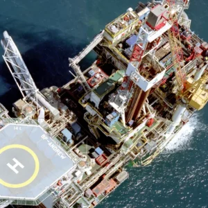 Bp licenzia 7.700 dipendenti e userà l’IA per risparmiare 2 miliardi: il prezzo della svolta green. Si torna al petrolio?