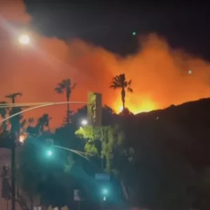 Los Angeles, fino a 150 miliardi di danni per gli incendi. Ma le assicurazioni riusciranno a reggere?